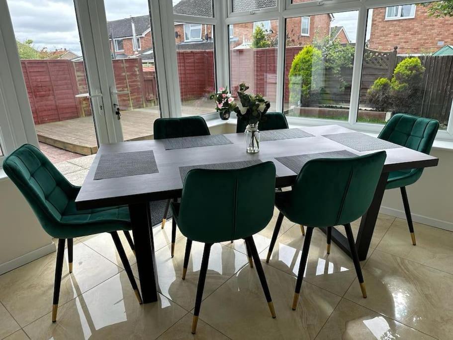 Tennyson House - 3 Bedroom House For Families, Business Travellers, Contractors, Free Parking & Wifi, Nice Garden Royal Wootton Bassett Exterior photo