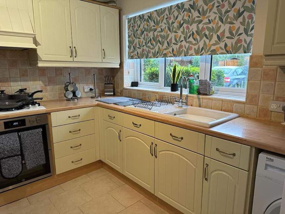 Tennyson House - 3 Bedroom House For Families, Business Travellers, Contractors, Free Parking & Wifi, Nice Garden Royal Wootton Bassett Exterior photo